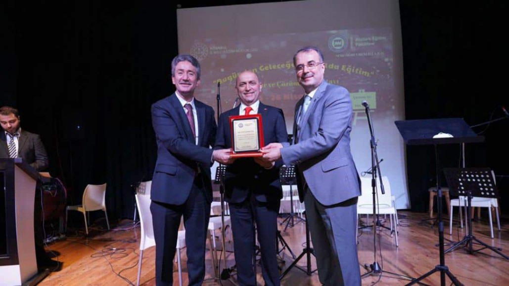Plaket Takdimi